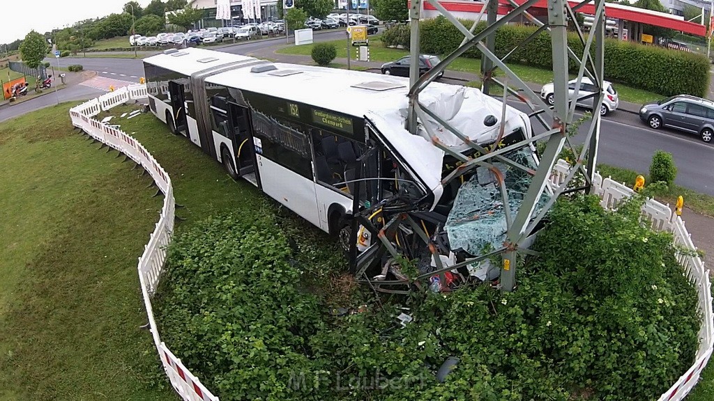 Schwerer Bus Unfall Koeln Porz Gremberghoven Neuenhofstr P606.jpg